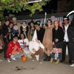 8. Hai la teatru, ca e iarasi drama, Spectatorii casca ochii mari, Ce frumos, papusile danseaza, tremurand in maini de papusari...